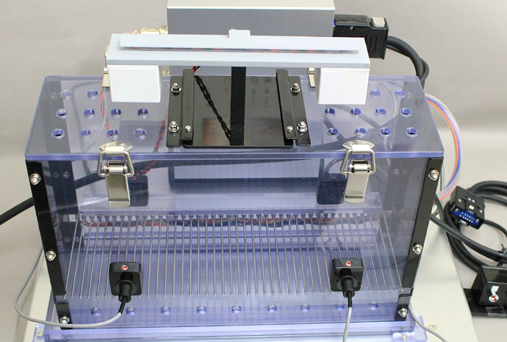 Active avoidance test (Shuttle box type)<br>条件回避反応実験装置      ＜条件刺激に対する回避条件付け＞