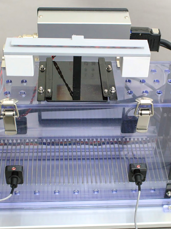 Active avoidance test (Shuttle box type)条件回避反応実験装置 ＜条件刺激に対する回避条件付け＞